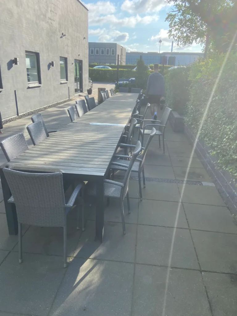 Terrasse med havemøbler ved erhvervsbygning