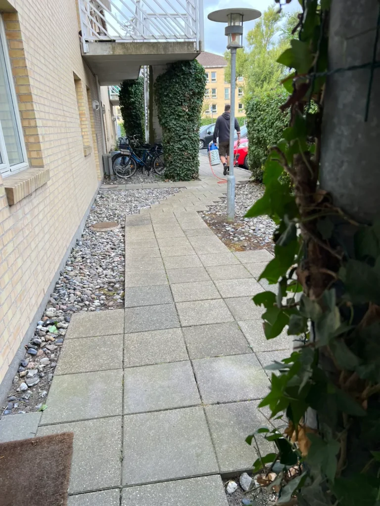 Flisegang langs boligbyggeri