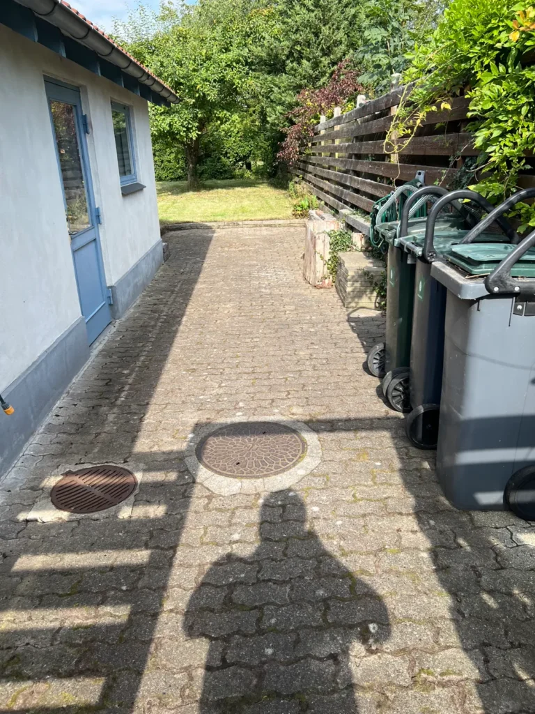 Flisegang ved hus efter ukrudtsfjernelse