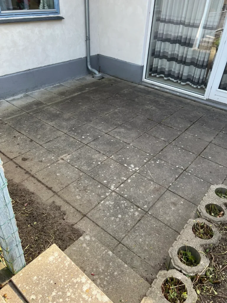 Fliseterrasse efter ukrudtsfjernelse
