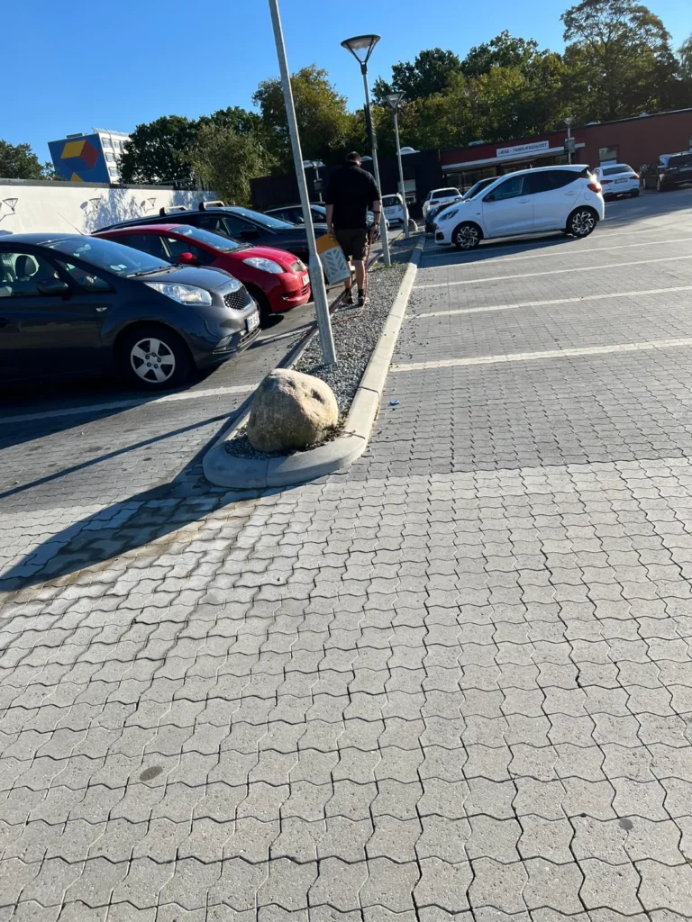 Belægning og bed ved parkeringsplads efter ukrudtsfjernelse